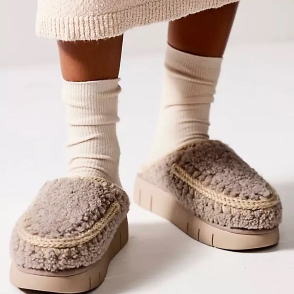 Free People Mou Bounce Slippers Clog Curly Sheepskin Military Green - Picture 9 of 9